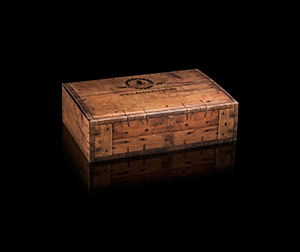 Geschenkbox in Holzoptik<br />gefüllt mit Echtholz-Wolle